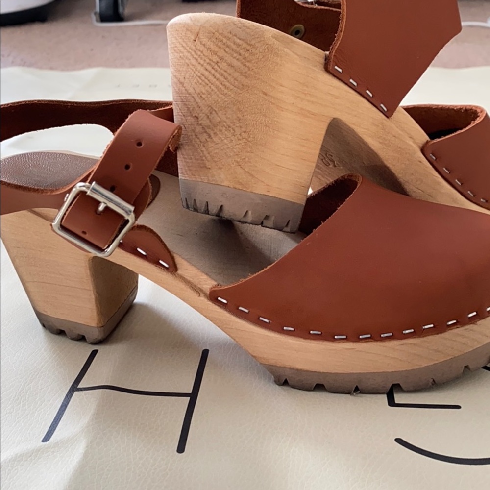 MIA clogs